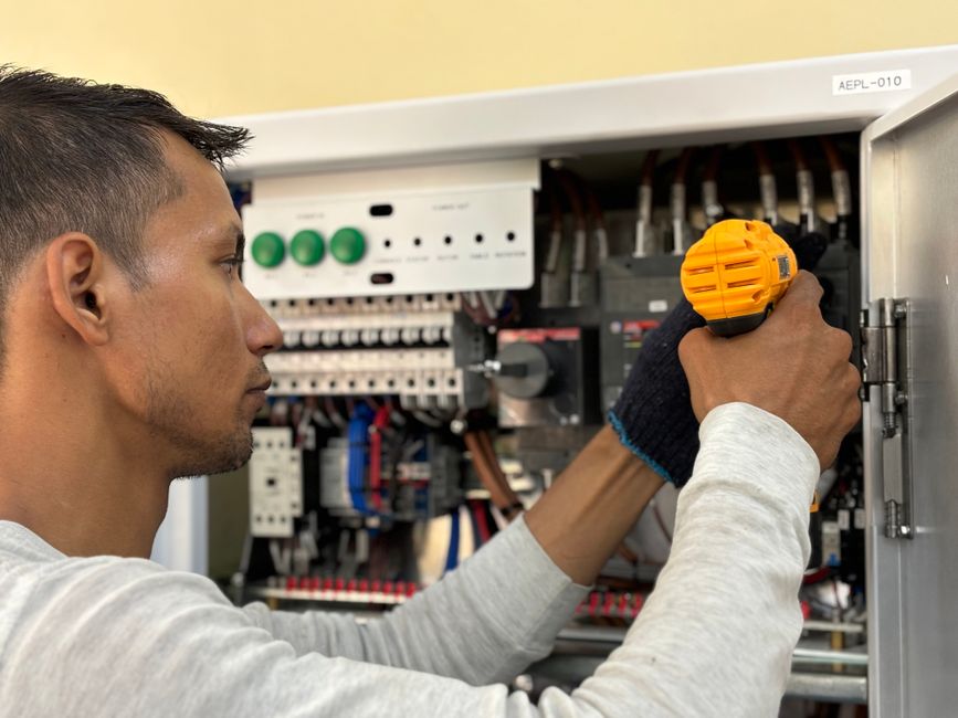 Električar spaja razvodni ormar